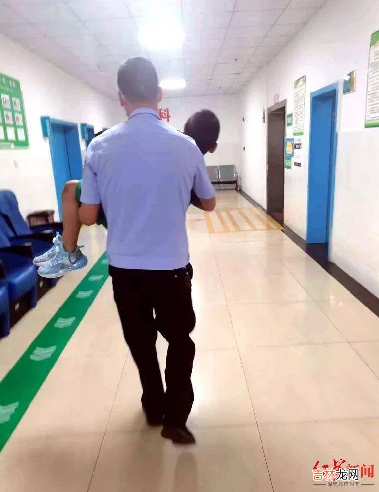 这一抱的温暖：两民警办案途中救下受伤男孩送医，家属苦寻恩人送上感谢
