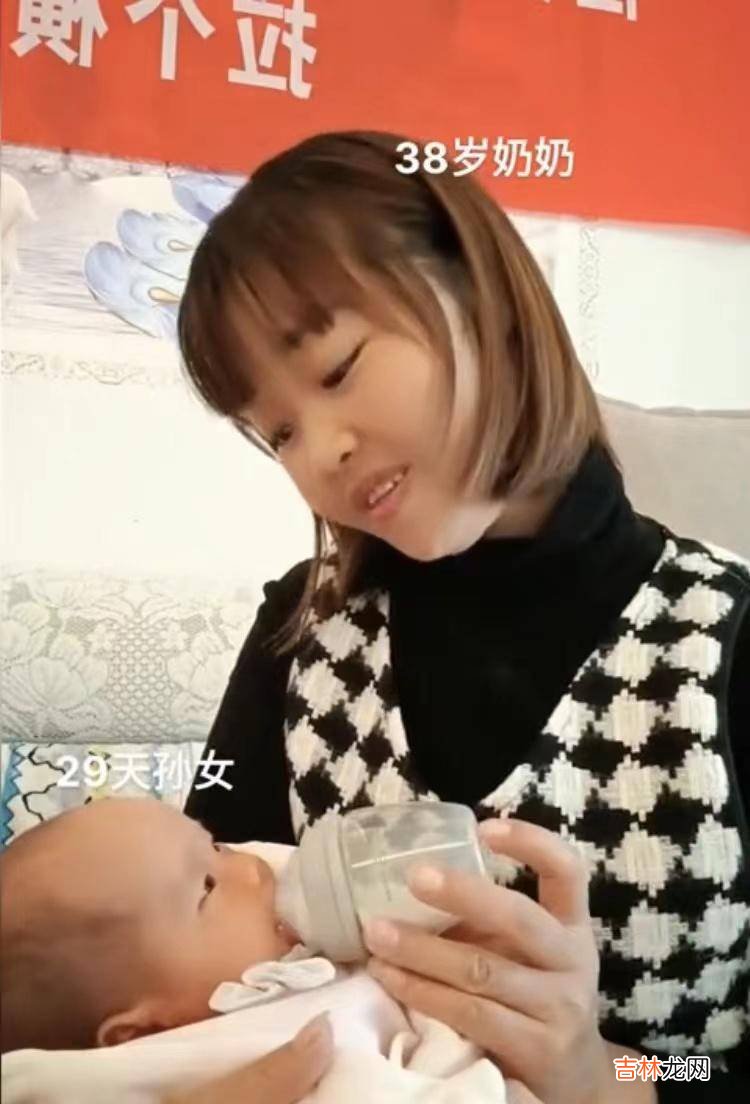 38歲女子升級當奶奶，抱著滿月孫女一臉害羞：20年後就能四世同堂