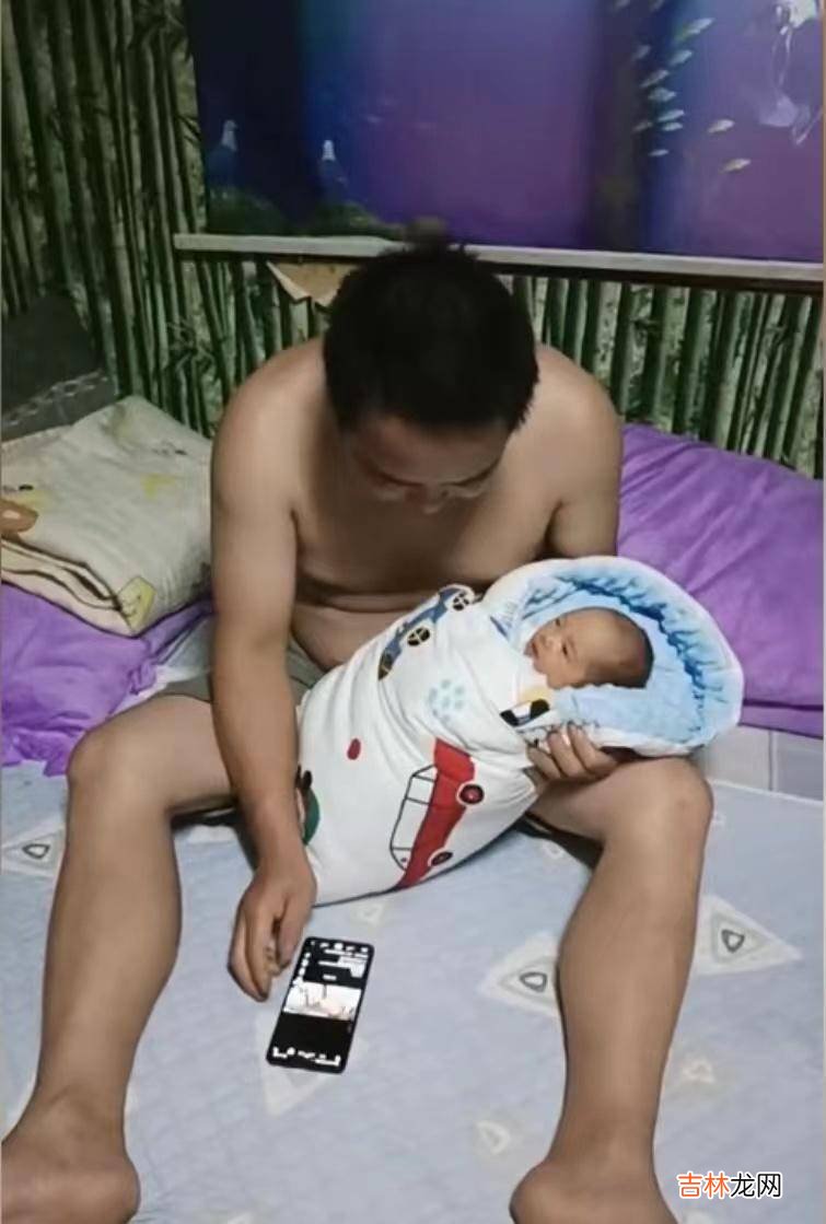 38歲女子升級當奶奶，抱著滿月孫女一臉害羞：20年後就能四世同堂