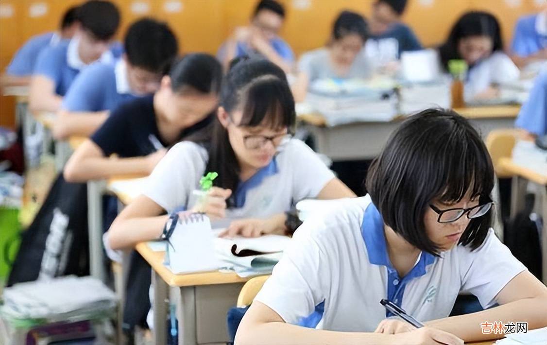 中学生4套校服1200元，校领导说“不强制”，但这一要求家长无奈
