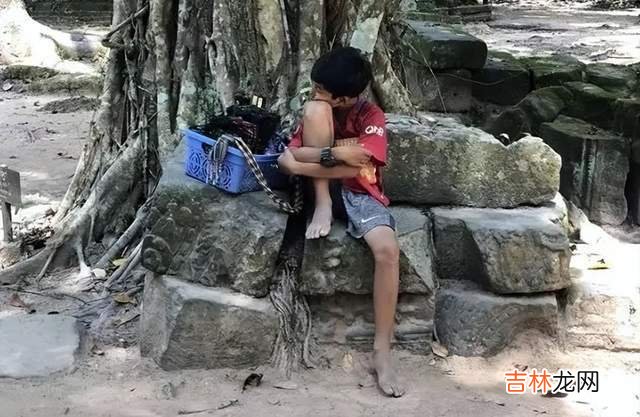 滚烫地板上赤脚行走的柬埔寨小孩,治好了我的精神内耗!