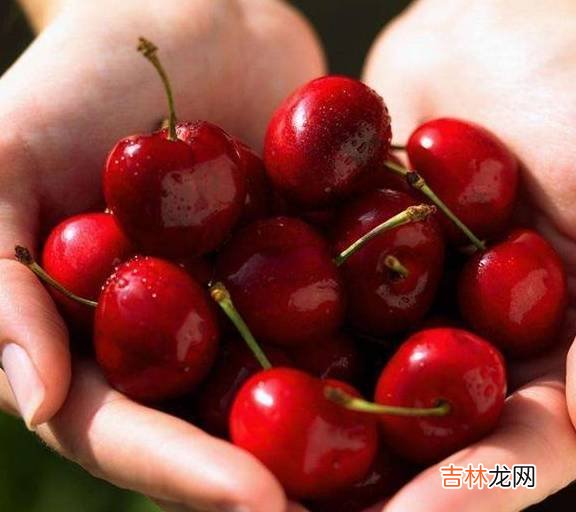 男人小便不畅？常吃这3种食物，帮助排便还能排尿酸