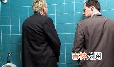 男人小便不畅？常吃这3种食物，帮助排便还能排尿酸