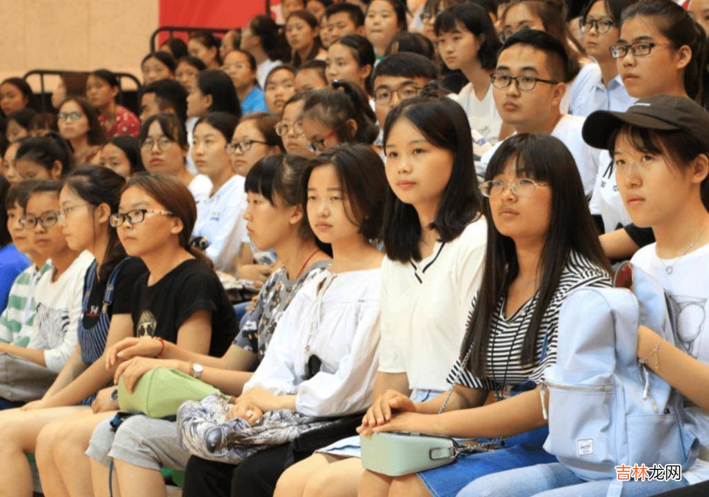 过分了！女大学生和辅导员聊天记录曝光，盛气凌人，家长心疼不已
