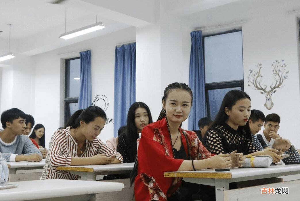 过分了！女大学生和辅导员聊天记录曝光，盛气凌人，家长心疼不已