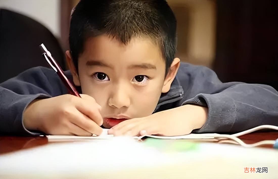 学霸妈妈在孩子面前学会示弱，娃成绩突飞猛进，家有孩子都该学学