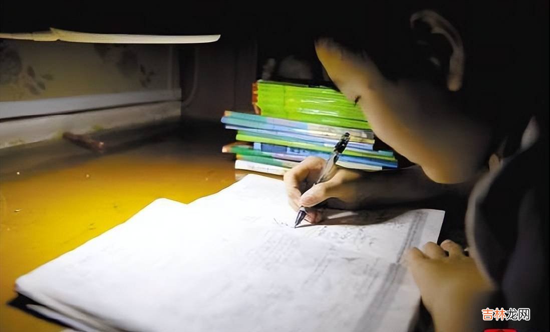 学霸妈妈在孩子面前学会示弱，娃成绩突飞猛进，家有孩子都该学学
