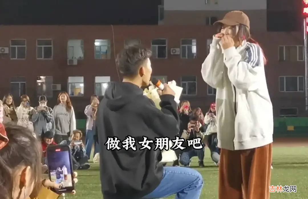 太浪漫了！高校男生手捧鮮花當衆表白女孩，成功後滿屏的甜蜜