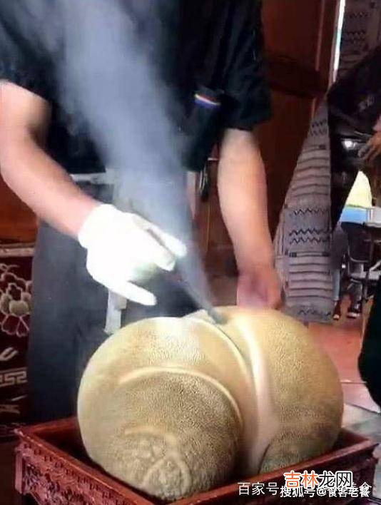 双方父母见面，男友点了一道会“出气”的菜，老妈：很有“味道”