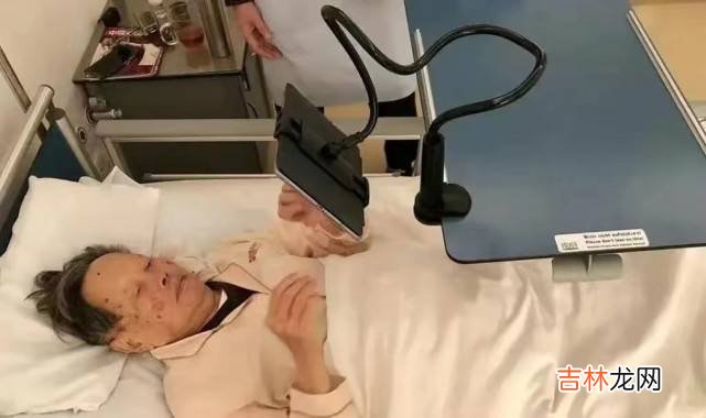 百岁老人杨振宁摔伤，46岁妻子悉心照料，73岁岳母第一时间来探望