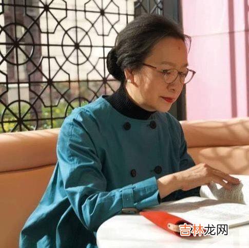 67岁奚美娟告诉我们：女人优雅老去才耐看，比刻意扮嫩更显高级