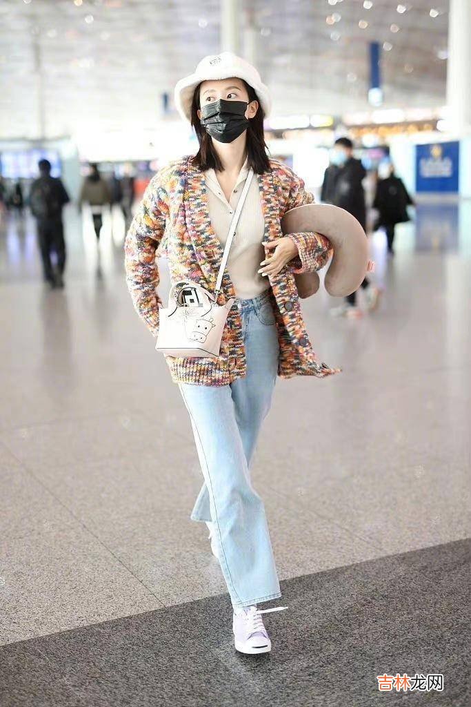 乔欣真是行走的衣架子，毛衣裙穿上身也这么美，一般人hold不住