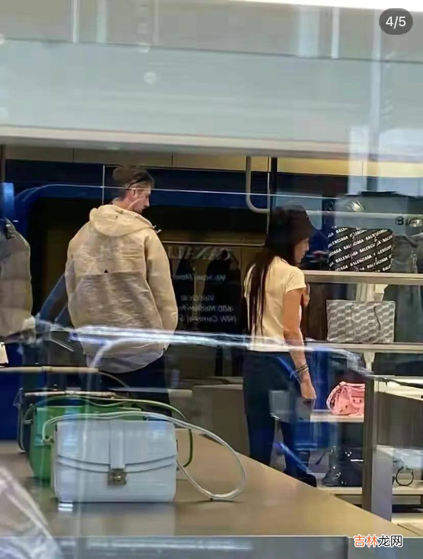 73岁王薇薇又换小男友！逛奢饰品店霸气清场，男友高大壮硕像孙子