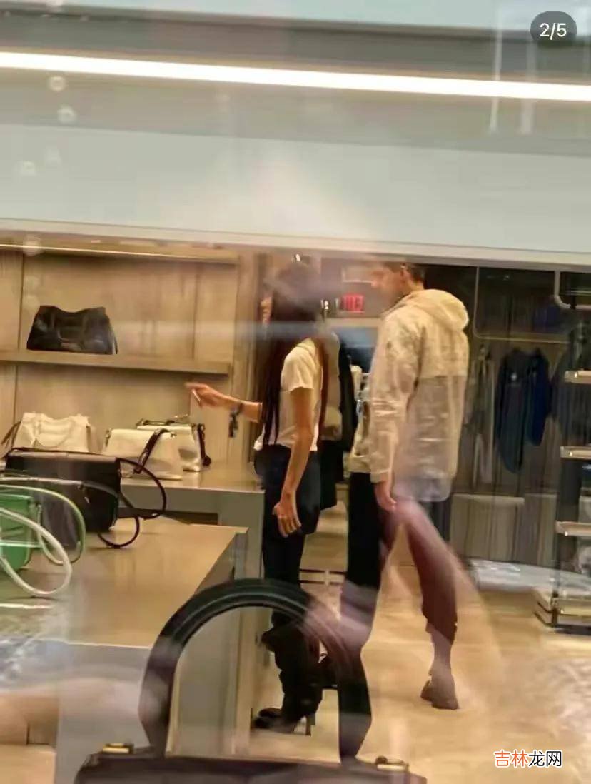 73岁王薇薇又换小男友！逛奢饰品店霸气清场，男友高大壮硕像孙子