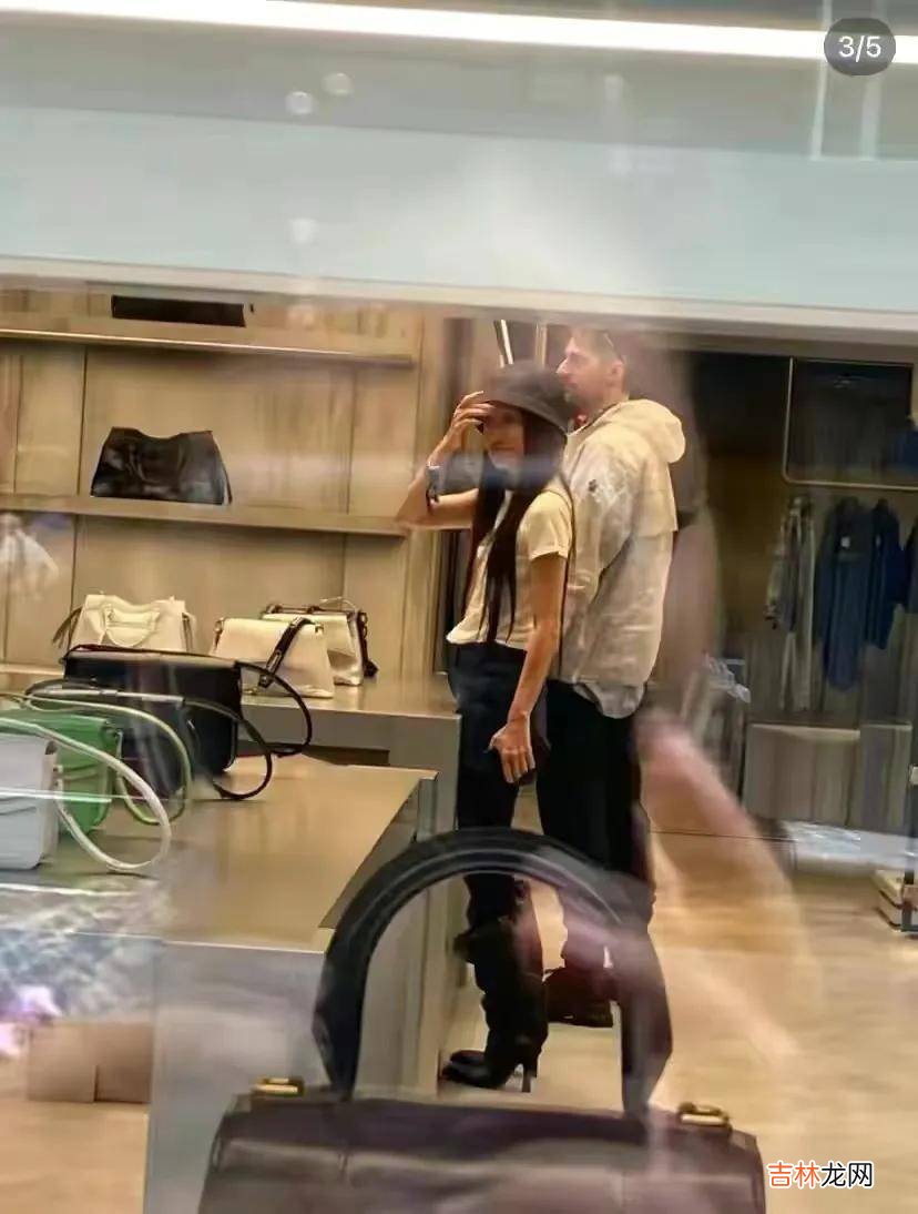 73岁王薇薇又换小男友！逛奢饰品店霸气清场，男友高大壮硕像孙子