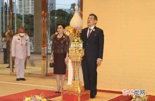 苏提达造型大翻车，身穿“奶奶装”又土又村，裙子上还堆满褶皱