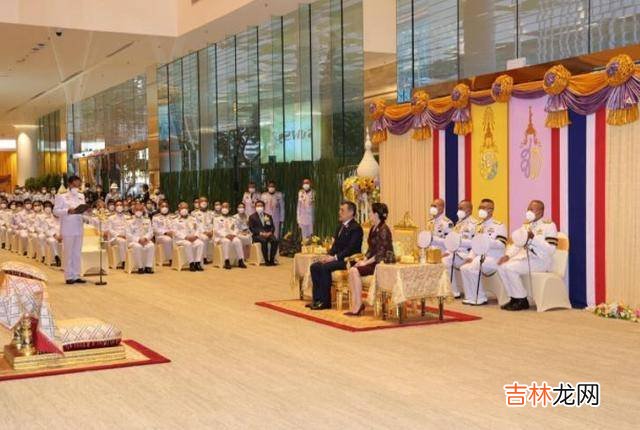 苏提达造型大翻车，身穿“奶奶装”又土又村，裙子上还堆满褶皱