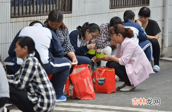 妈妈给儿子全宿舍学生送饭，却被质疑“别有用心”，本人发声回应