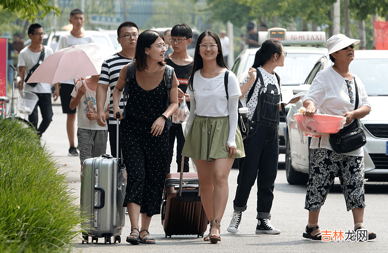 终于不用省吃俭用了，子女读大学后，母亲开始胡吃海喝、逛商场