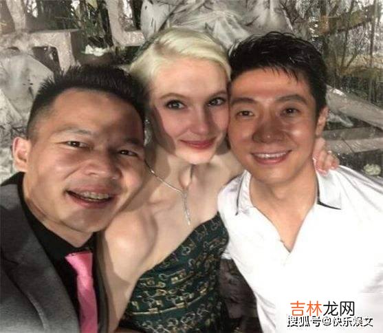 46岁撒贝宁携家人出游！外国娇妻满头金发，肤白貌美抢眼球