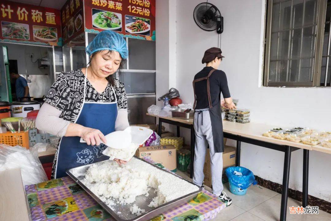 馋死人的“路边摊10元盒饭”，都是谁在吃
