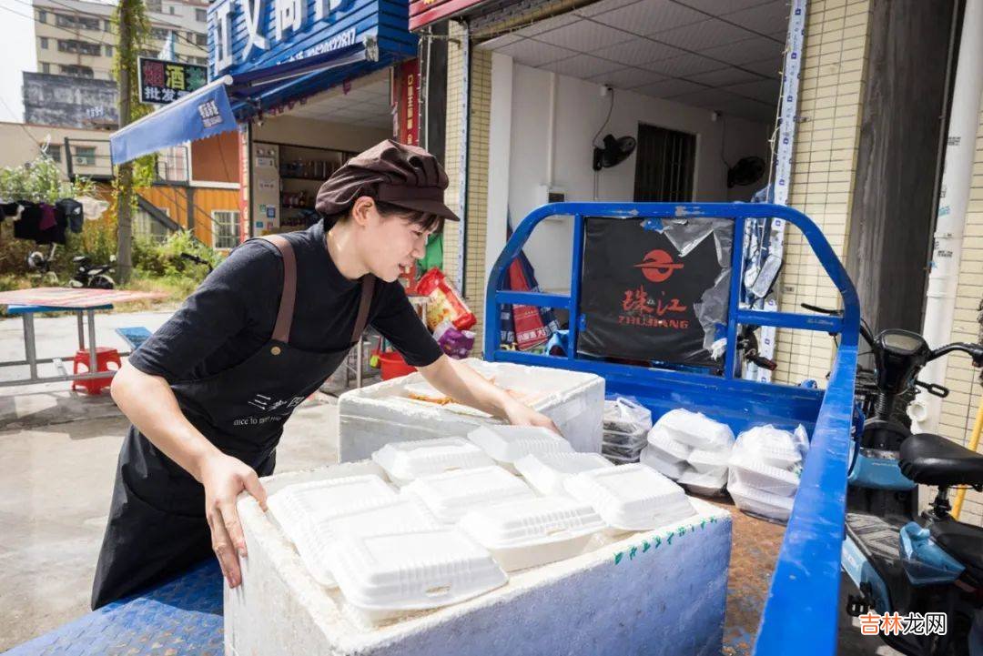 馋死人的“路边摊10元盒饭”，都是谁在吃
