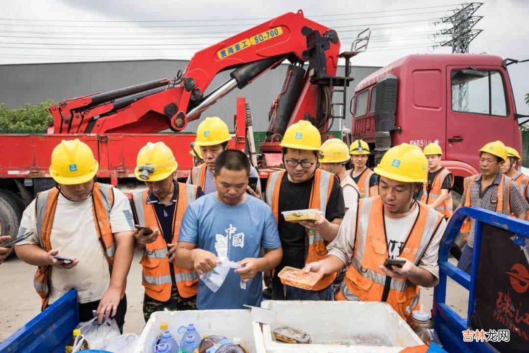 馋死人的“路边摊10元盒饭”，都是谁在吃