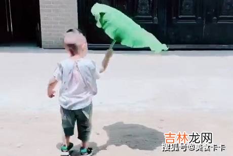 “藕蓬伞宝宝”做防晒走红，晒不晒太阳无所谓，主要是要有仪式感