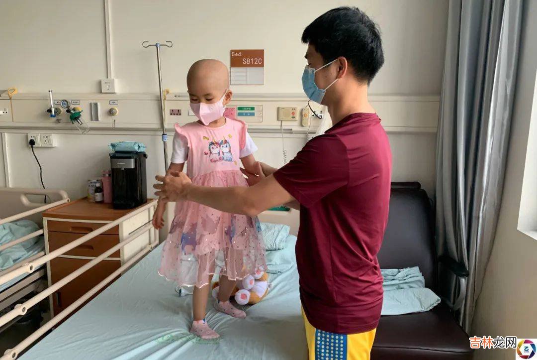 女儿突患重症危在旦夕,女教师怀孕9个月坚守讲台直到临盆
