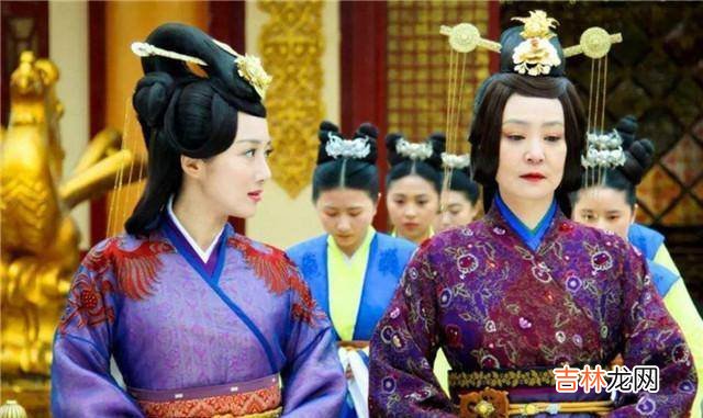 这两位女子都叫昭君，王昭君远嫁塞外，而她则生下四位皇帝