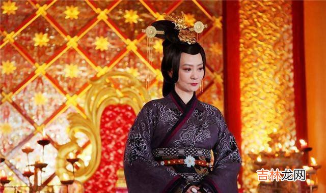 这两位女子都叫昭君，王昭君远嫁塞外，而她则生下四位皇帝