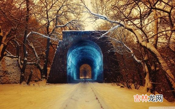 1、如果没人护你周全 生活就像心电图，要想一帆风顺，除非是死了