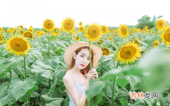 1.微笑并不总是说明你是快乐的 珍惜我们的拥有，好好活在今天里，那才是最幸福的！
