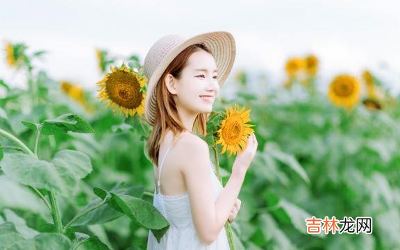 1.微笑并不总是说明你是快乐的 珍惜我们的拥有，好好活在今天里，那才是最幸福的！