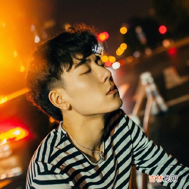 1.挺讨厌自己的 原谅我生性倔强，不擅长挽留，也从不回头