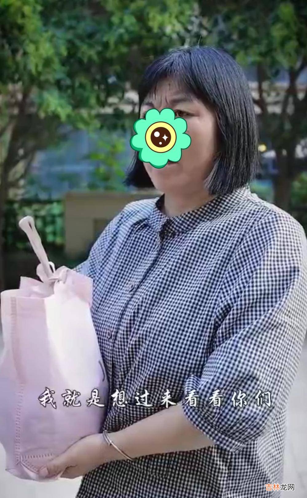 女子得意地将农村远道而来的婆婆关门外，合作伙伴见后竟怒撕合同