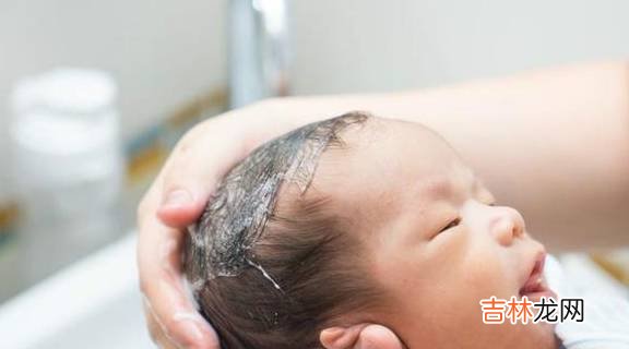 新生儿被发现“没眼睛”，宝妈急出眼泪，这时却听到医生笑出了声