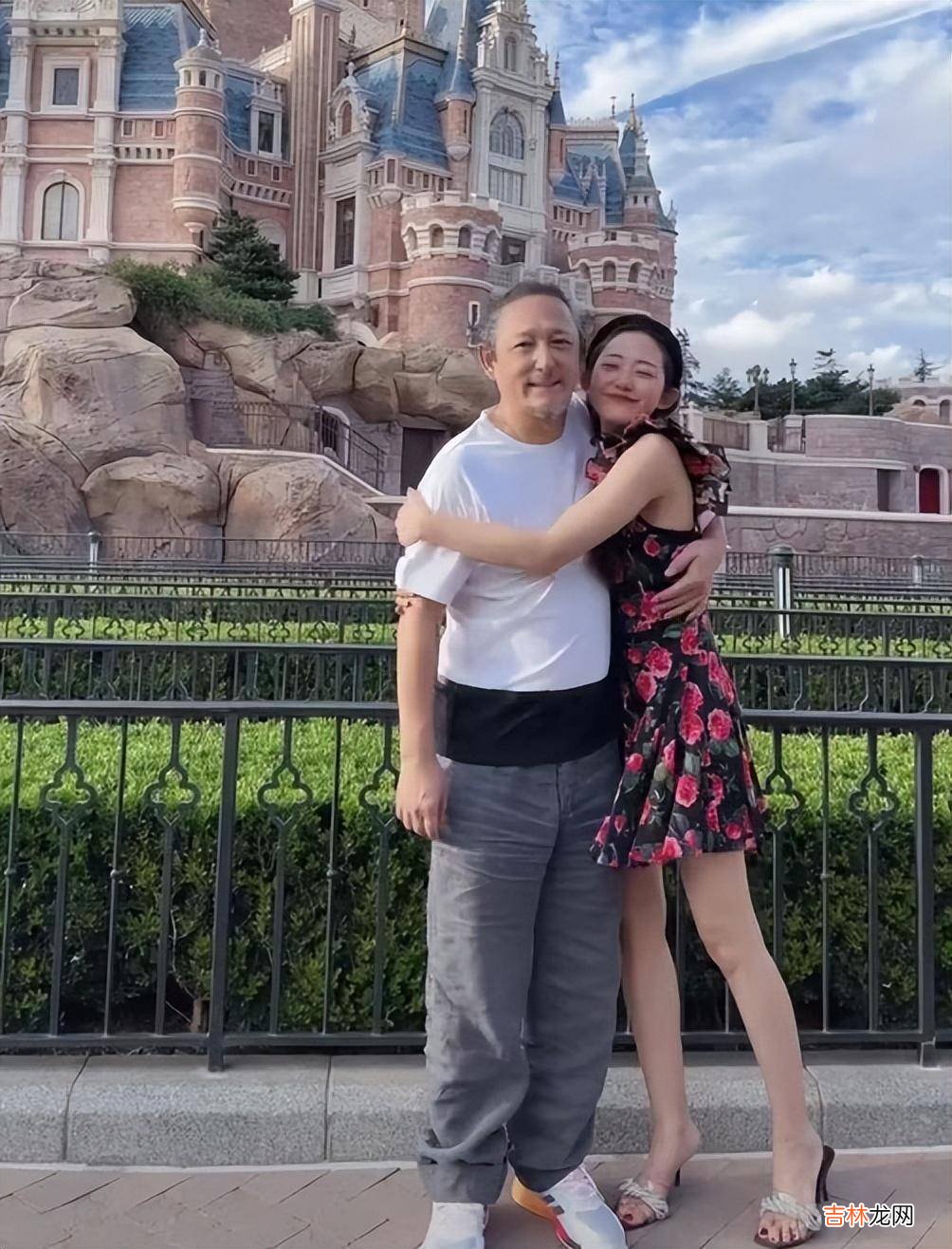 三宝与小25岁娇妻迪士尼接吻，男方敷衍画面尴尬，被指像隔代父女