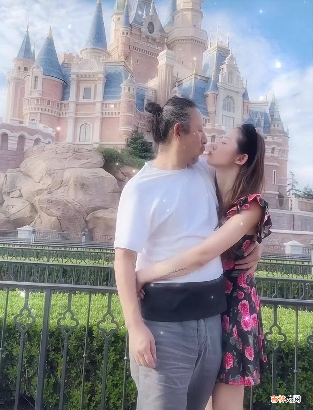 三宝与小25岁娇妻迪士尼接吻，男方敷衍画面尴尬，被指像隔代父女