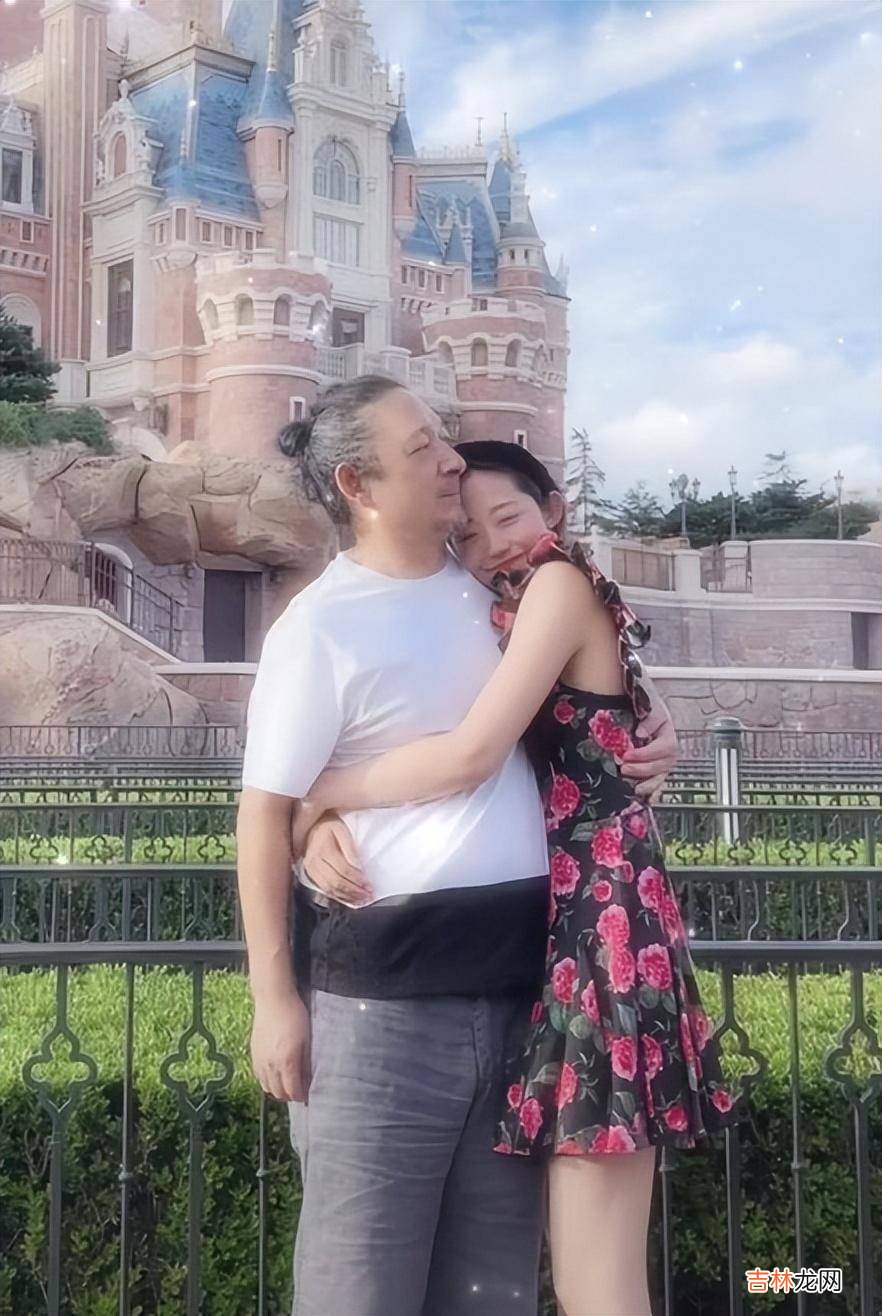 三宝与小25岁娇妻迪士尼接吻，男方敷衍画面尴尬，被指像隔代父女