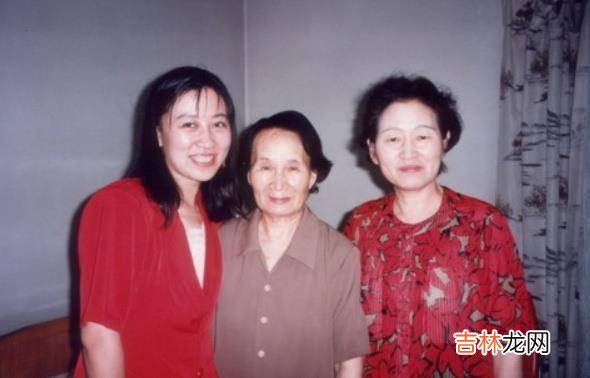 她本是护士，有过3次婚姻，最后一次嫁给皇帝，死后葬在八宝山