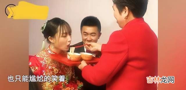 新娘出嫁当天，婆婆用面条多次捉弄媳妇，网友：婆媳大战即将开始