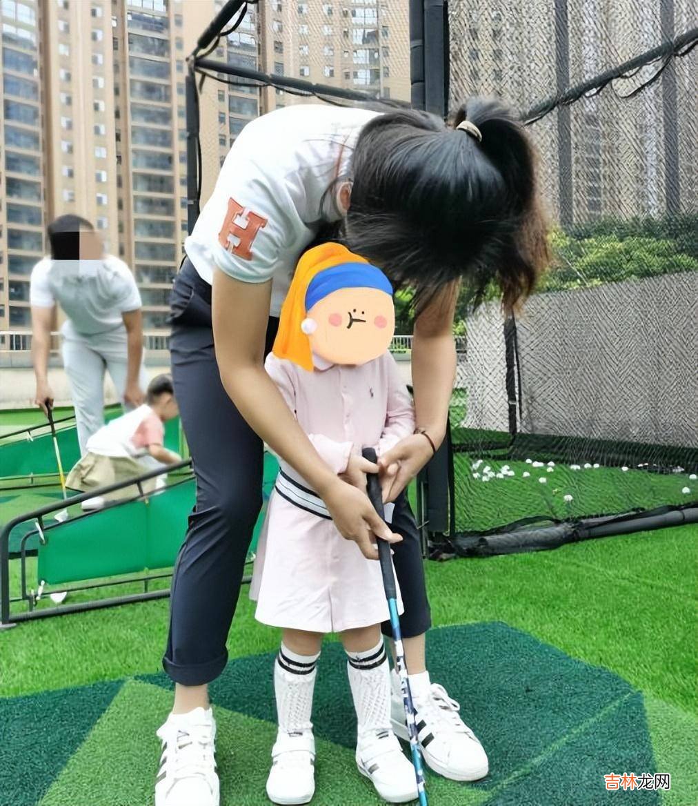 张馨月带女儿做核酸,称赞2岁女儿像童模!衣服价格被扒太接地气