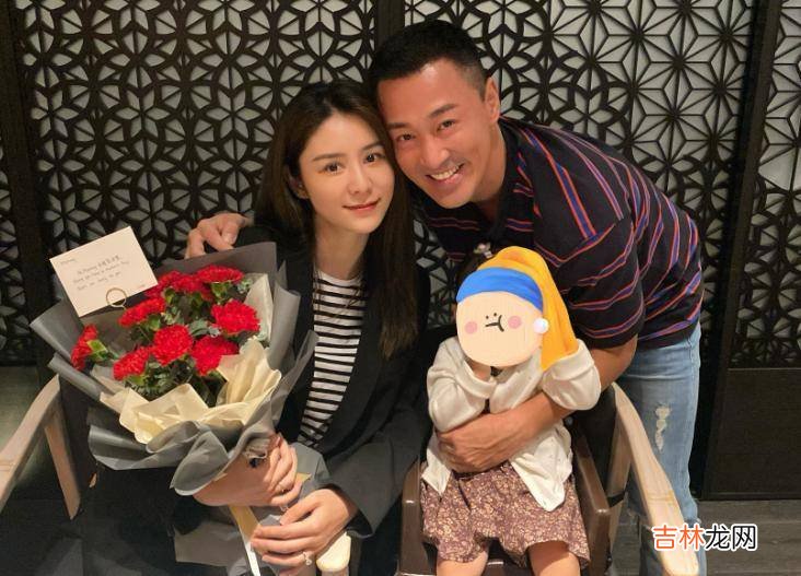 张馨月带女儿做核酸,称赞2岁女儿像童模!衣服价格被扒太接地气