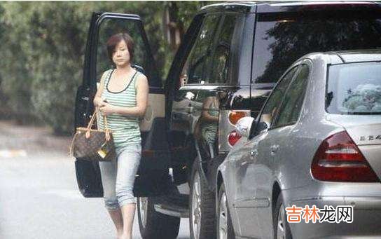 抛弃原配，亲手将现任妻子“送进”监狱，53岁满文军现状如何？
