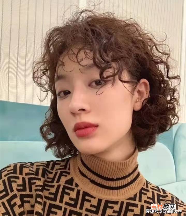 50岁女人烫什么发型显年轻？十款洋气减龄卷发，显气质又有品位