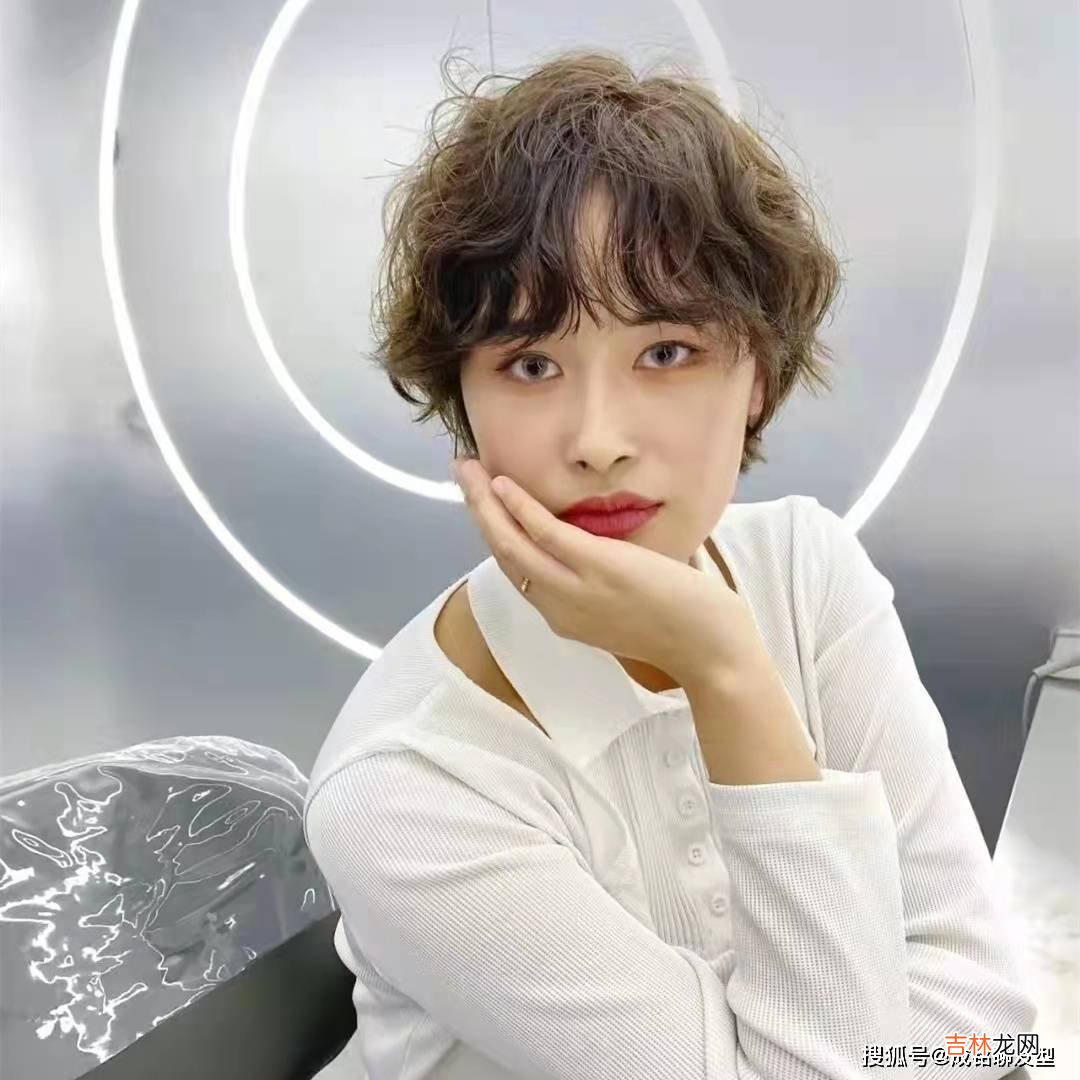 50岁女人烫什么发型显年轻？十款洋气减龄卷发，显气质又有品位