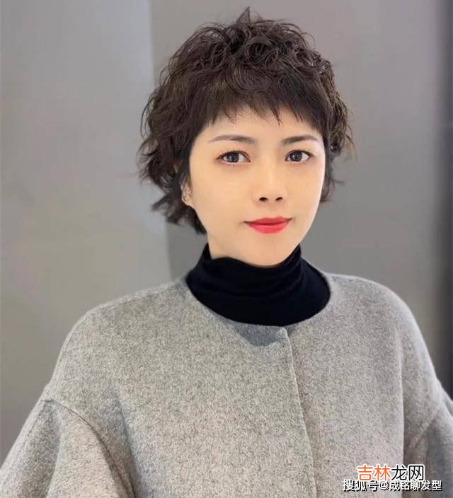 50岁女人烫什么发型显年轻？十款洋气减龄卷发，显气质又有品位