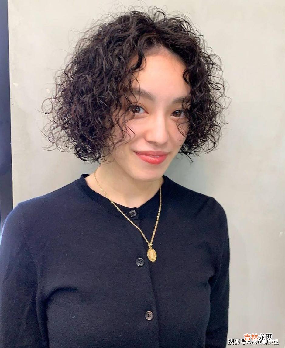 50岁女人烫什么发型显年轻？十款洋气减龄卷发，显气质又有品位