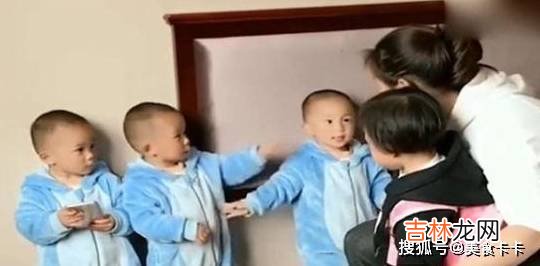 三胞胎把小姨打哭，妈妈问谁打的，宝宝表现让妈妈哭笑不得
